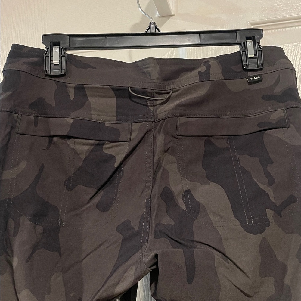 Prana women’s Camouflage Cargo Pants - Picture 4 of 5